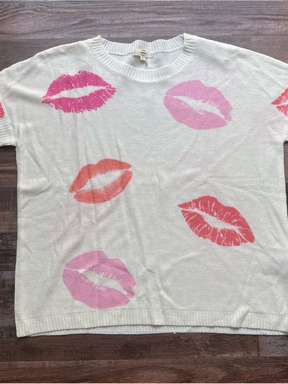 entro White Sweater with Pink & Coral Lip Print